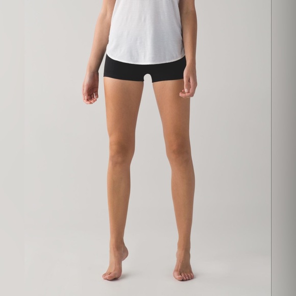 BNWOT Lululemon Boogie Short 
*Reversible 
in Black / Black. 
Size 6. - Picture 2 of 10